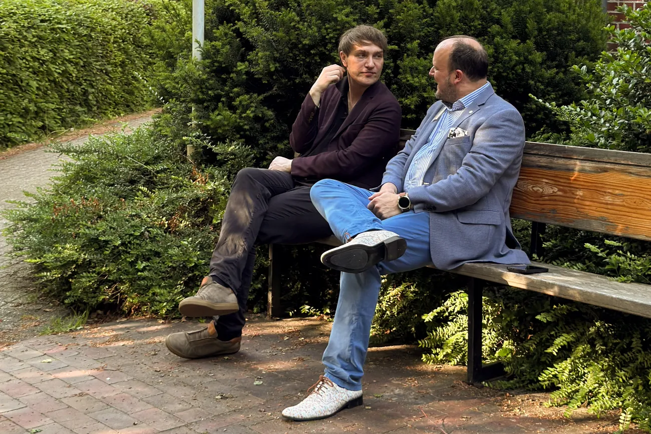 Gespräch vor der Kirche: Nils Mönkemeyer und Raoul-Philip Schmidt, Organisationsleiter des Festivals