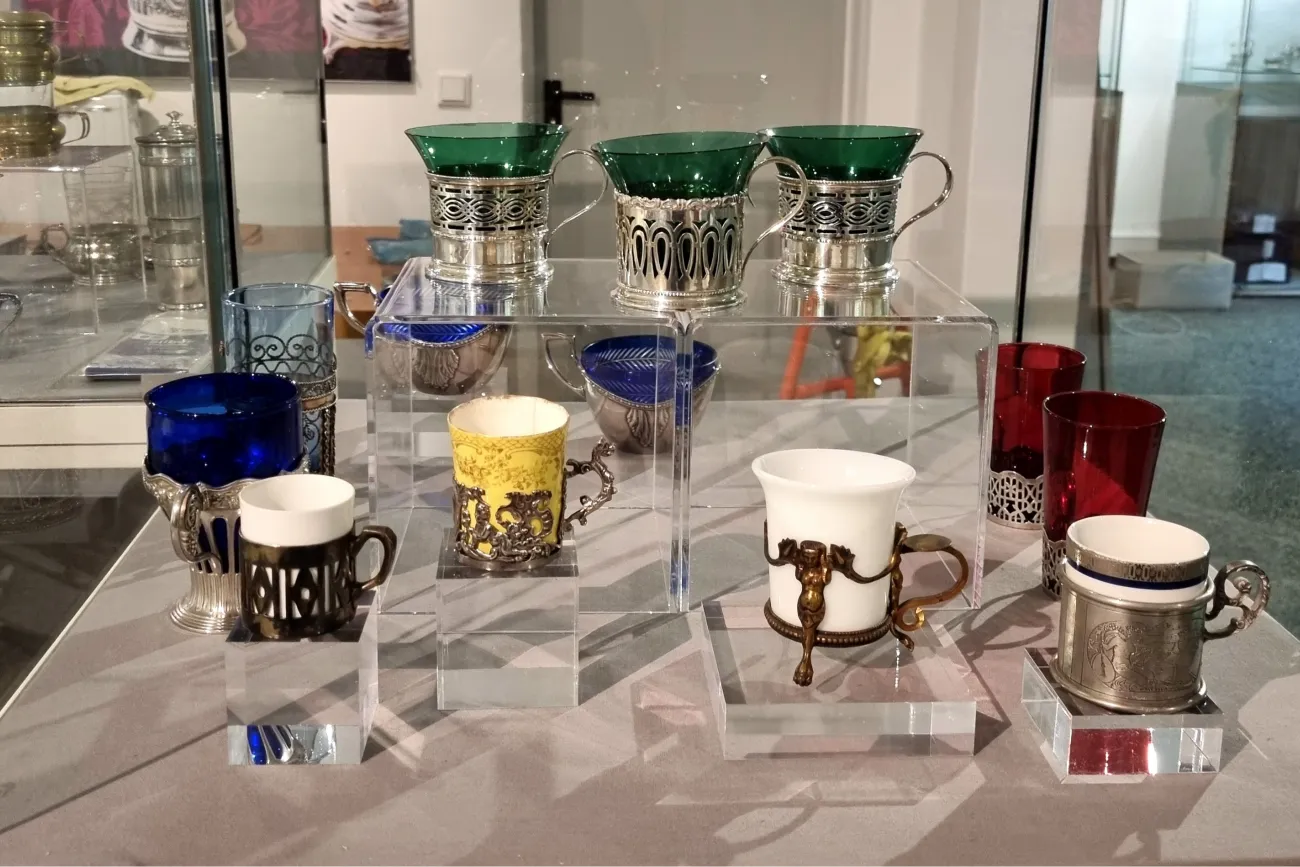 Eine Auswahl von Teeglas-Haltern in der neuen Ausstellung des Teemuseums