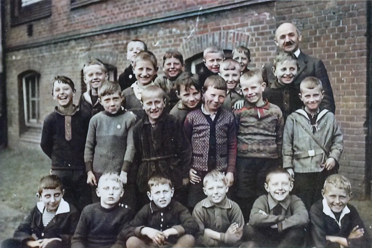 Kinder der Neutorschule mit Schulleiter Otto Schwier