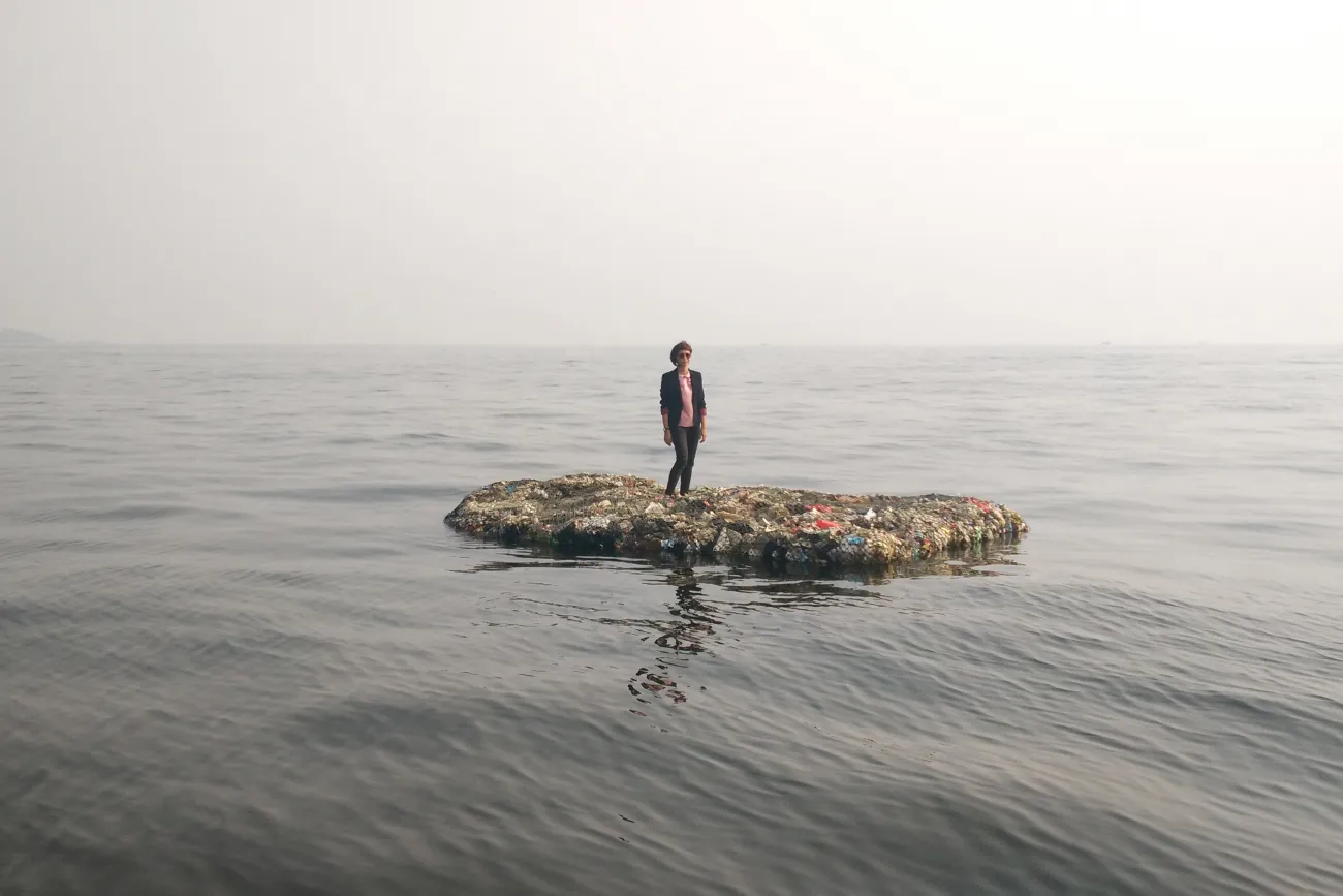 Tita Salina, 1001st Island – The Most Sustainable Island in Archipelago, 2015. Performance, Installation, Intervention, Video, 4‘11‘‘. Courtesy the artist, Foto: Irwan Ahmett