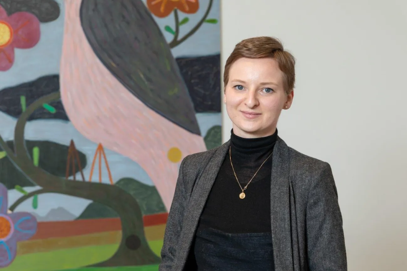 Kunstvermittlerin Marie-Christine Raddatz leitet den Lesekreis, eine bei Buchliebhabern und Kunstfans gleichermaßen beliebte Veranstaltung der Kunsthalle Emden.