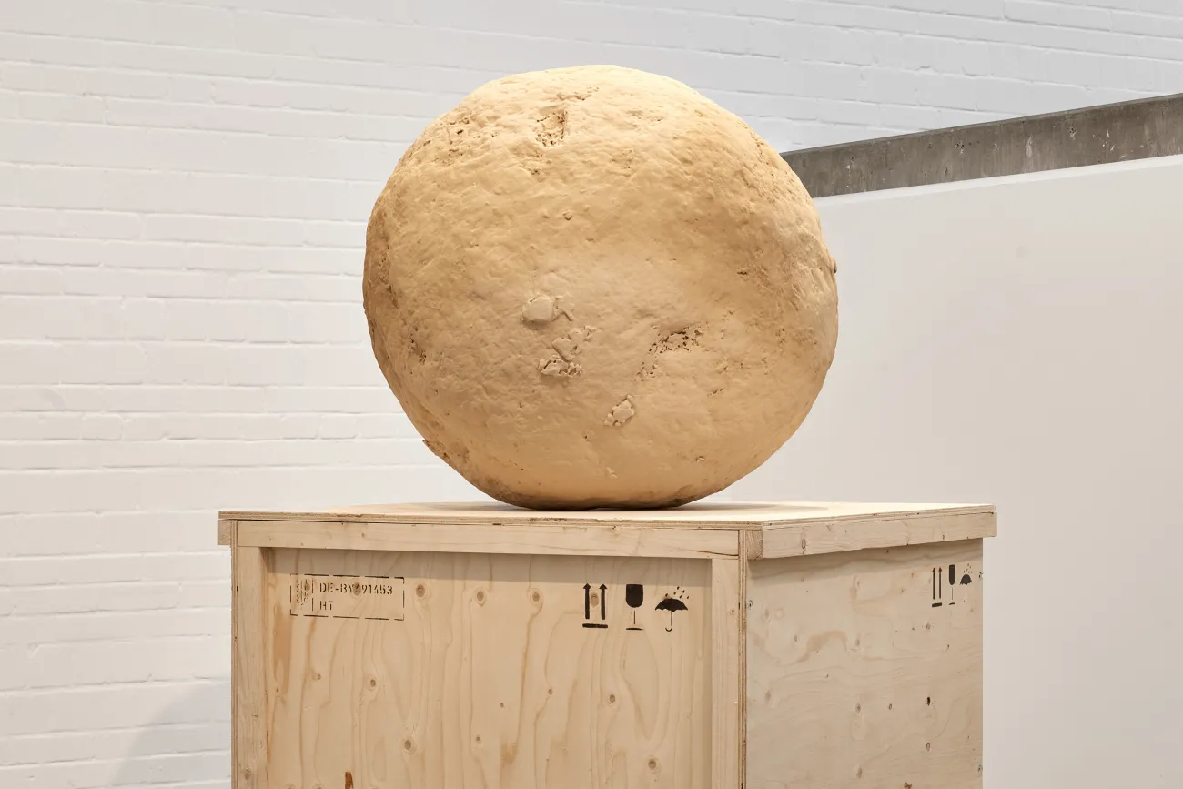 Jeewi Lee und Phillip C. Reiner, *Fragment Proximiy_Suedstrand_25-78,* 2026 Quartz sand, art sesin, mixed media, 90 x 95,3 x 92,8 cm  Foto: Edward Greiner