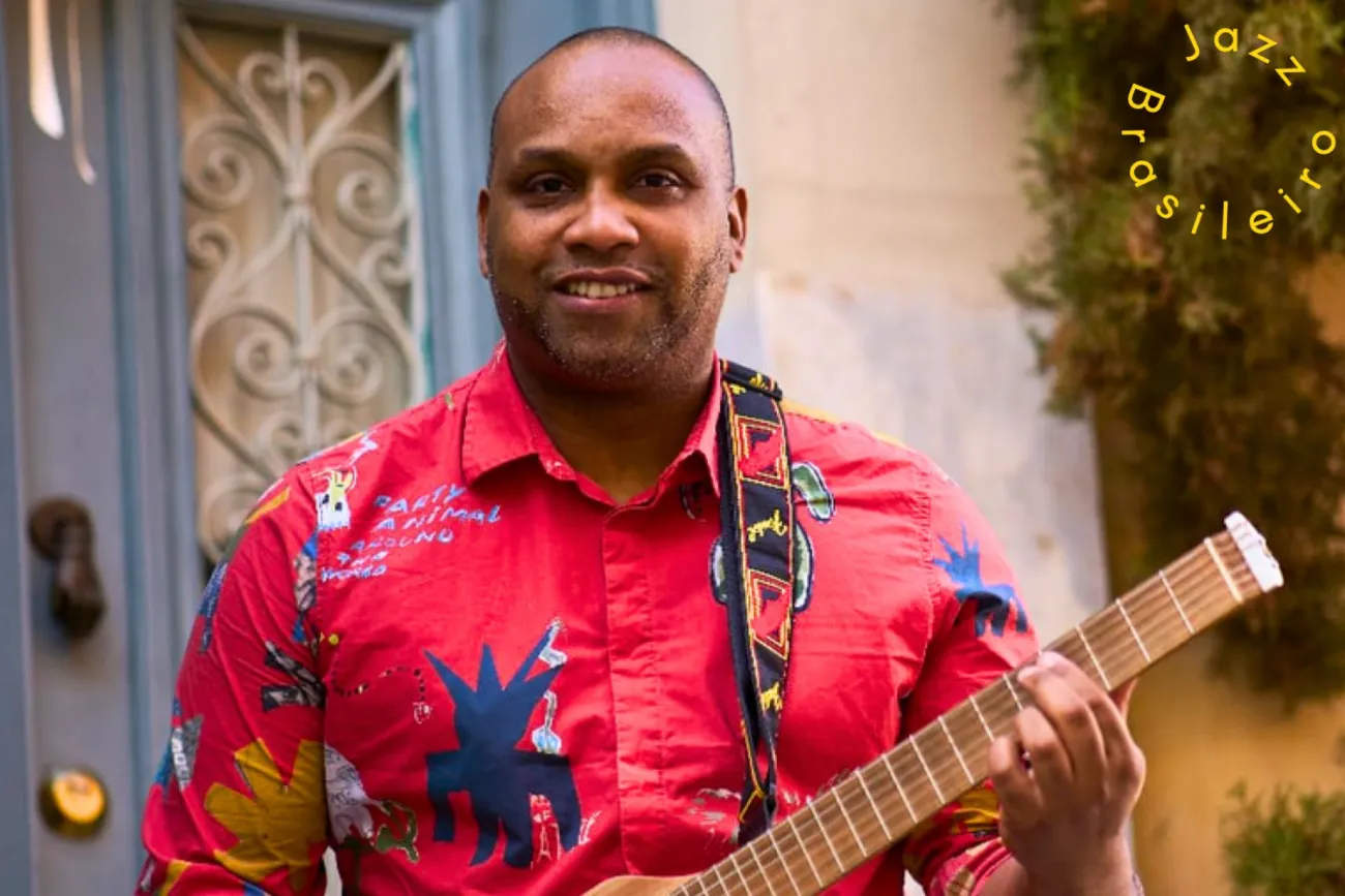 Der Jazz Musiker Adriano Trindade mit seiner Jazz-Gitarre zusehen 