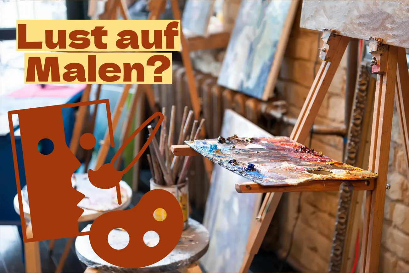 Atelier mit Staffeleien, Leinwänden, Farben, Pinseln.