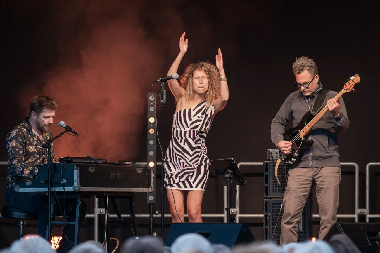 Energetische Performance: Maya Fadeeva mit ihrer Band