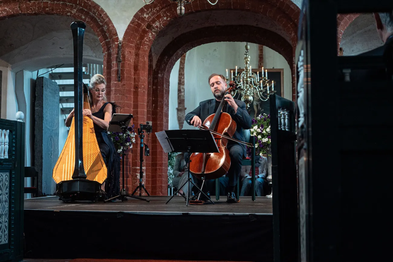 Kateřina Englichová und Petr Nouzovský vor dem steinernen Lettner der Marienkirche von Nesse