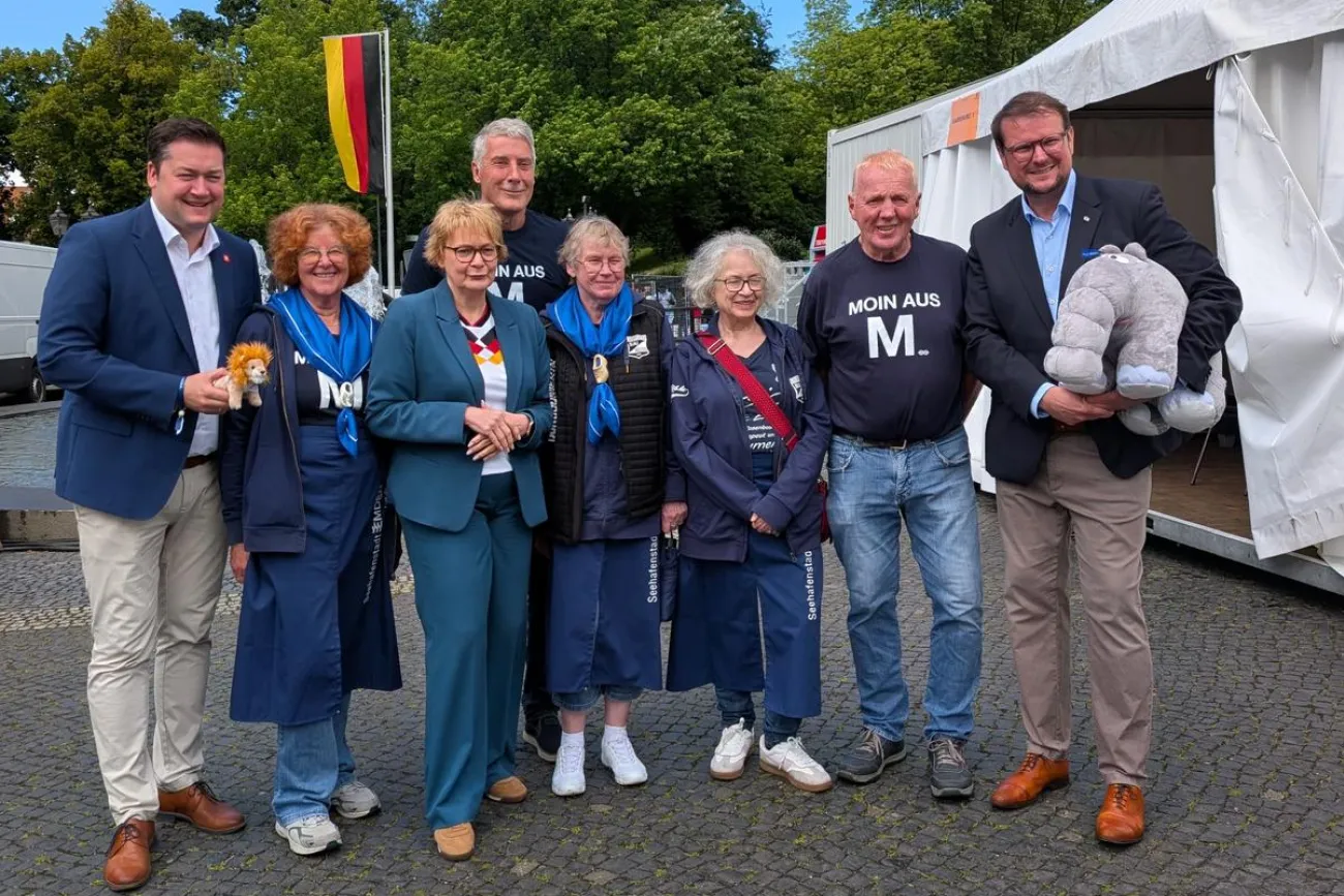 Zusammentreffen in Braunschweig: Oberbürgermeister Dr. Thorsten Kornblum, Christa Siefkens, Innenministerin Daniela Behrens, Wilfried Behrensdorf, Karin van der Wall, Edith Siefkens, Didi Oltrop und Tim Kruithoff.