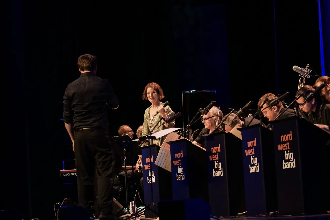Außergewöhnliches Crossover: Sabine Santjer, die Nordwest Bigband mit Dirigent Malte Schiller