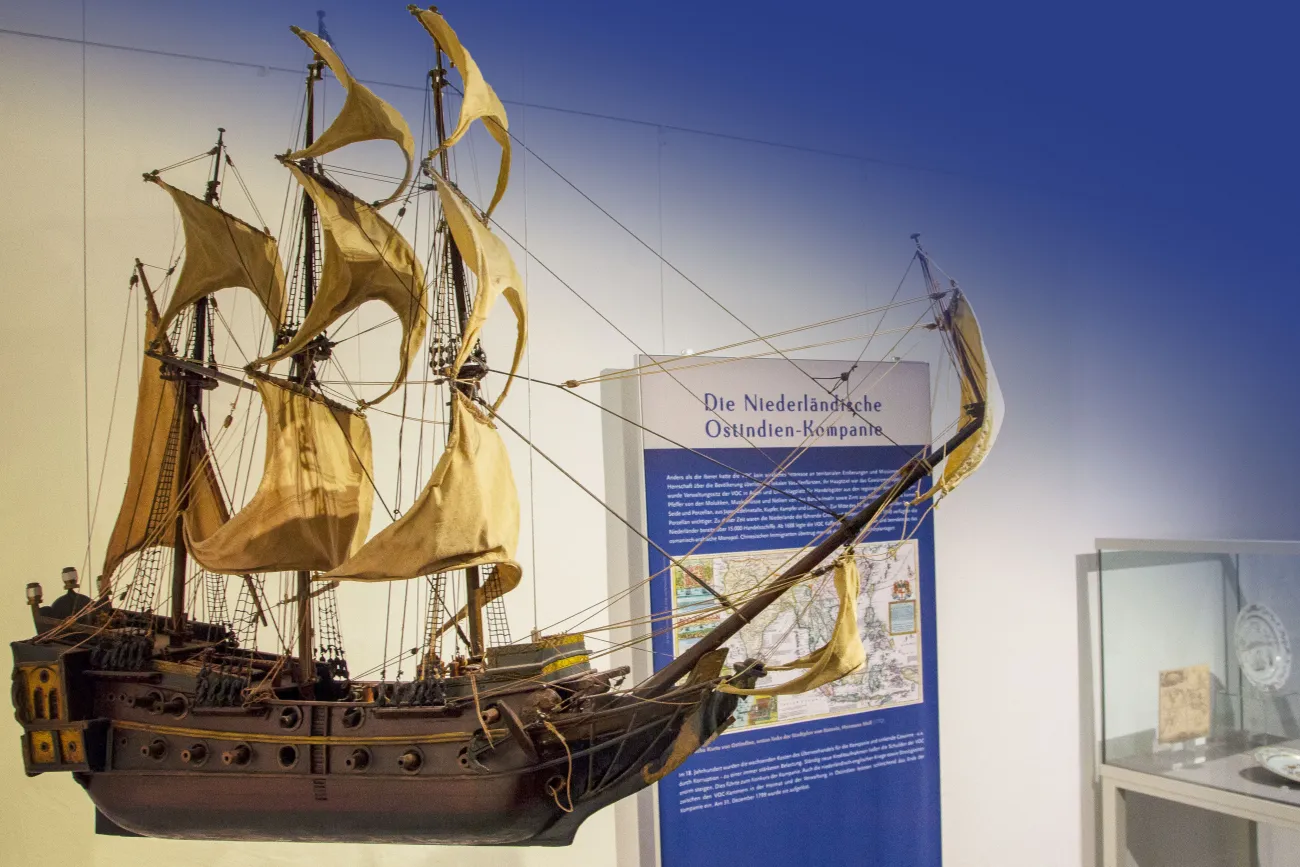 Ein Segelschiff bringt Waren aus fernen Ländern nach Europa.