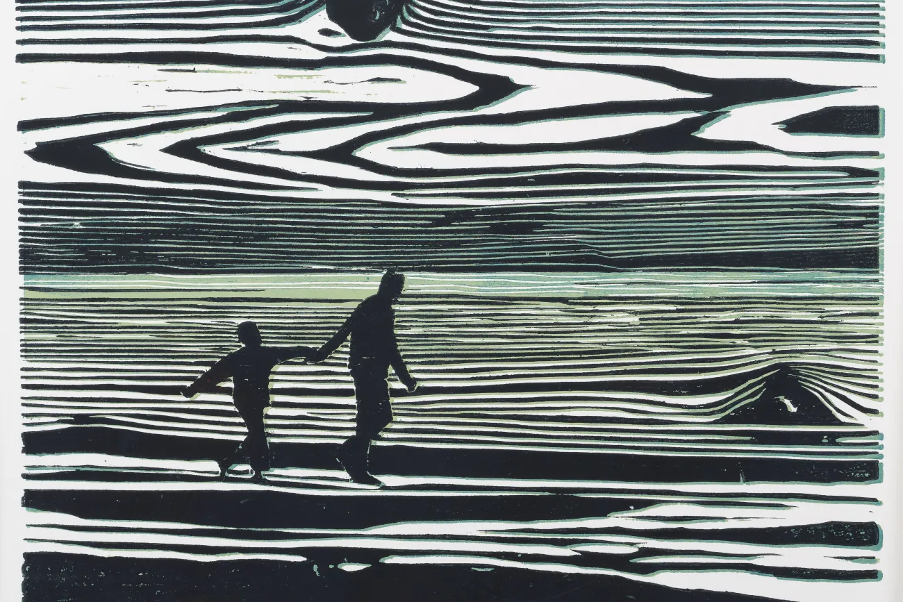 Vater und Sohn beim Strandspaziergang
