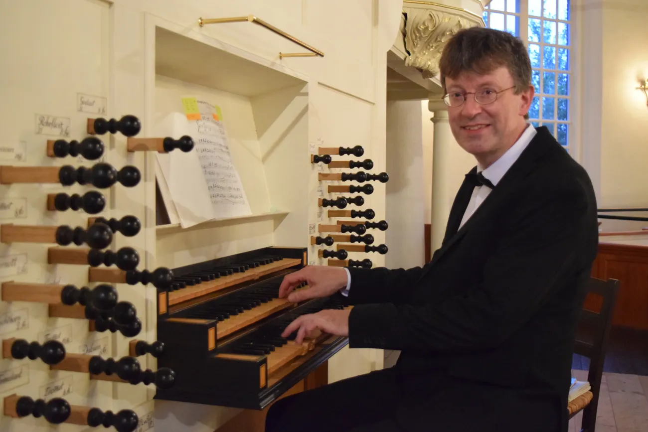 Winfried Dahlke am Spieltisch der historischen Orgel der Großen Kirche zu Leer
