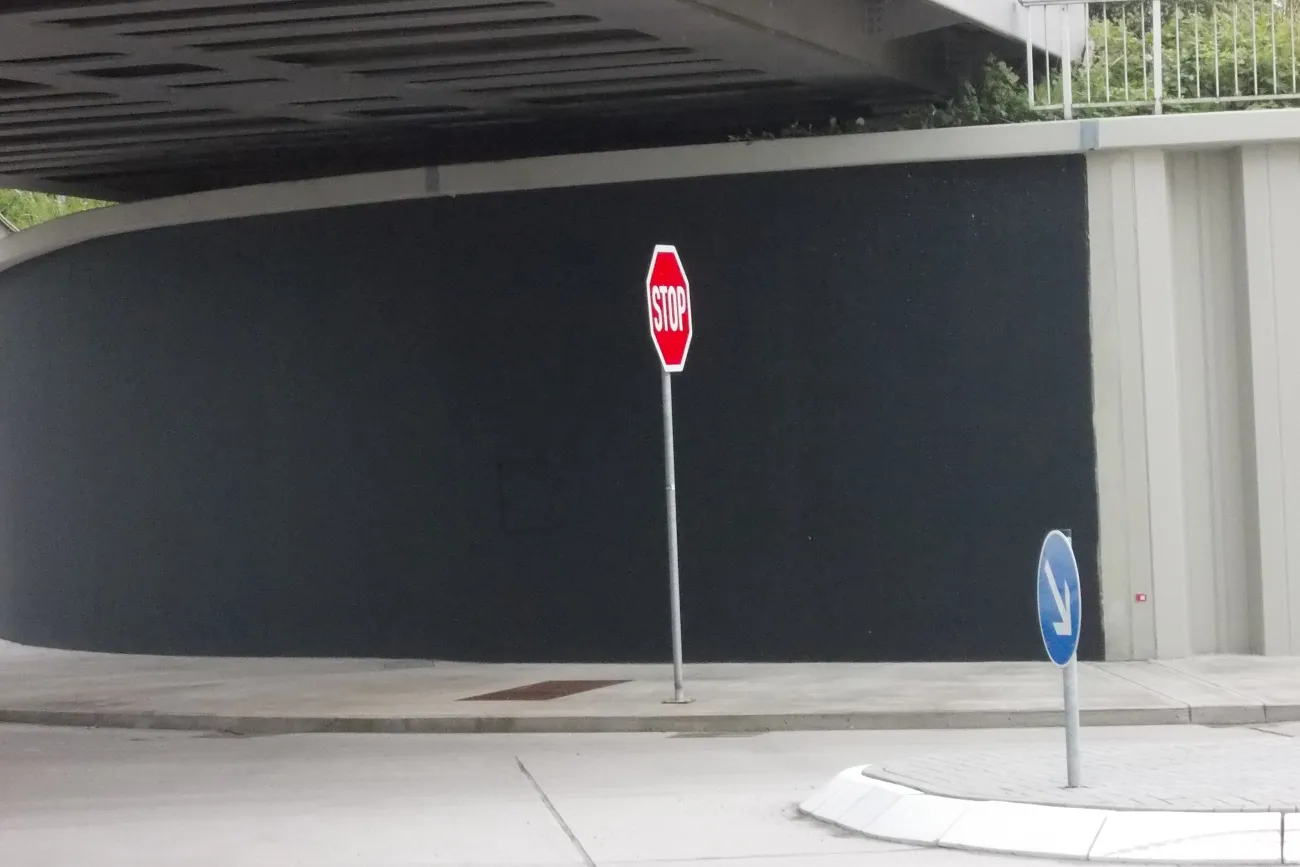  Noch ist alles kahl in Anthrazit. Farbe bringen im Trog derzeit nur die Verkehrsschilder.