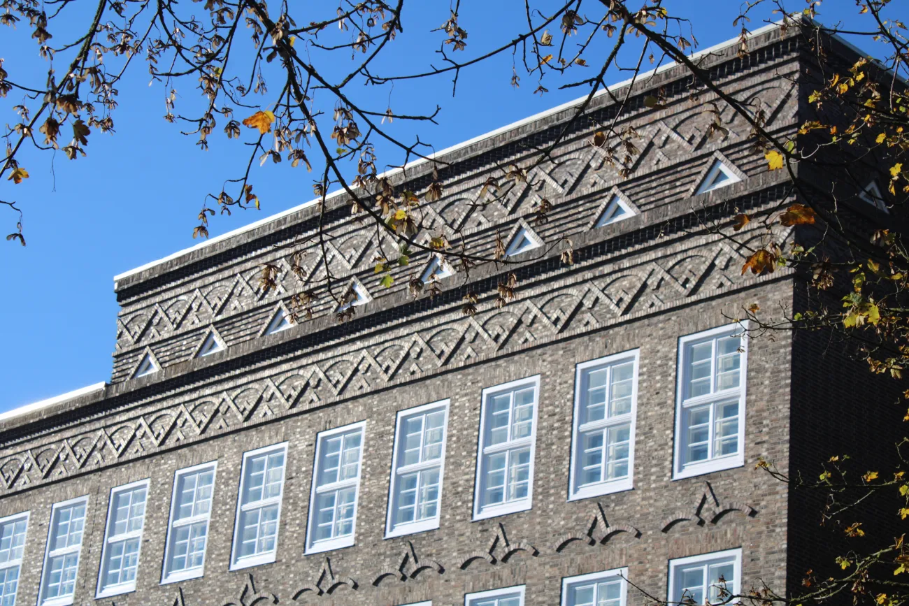 Herrentorschule in Emden. Fassadenansicht mit unterschiedlichen Zierelementen