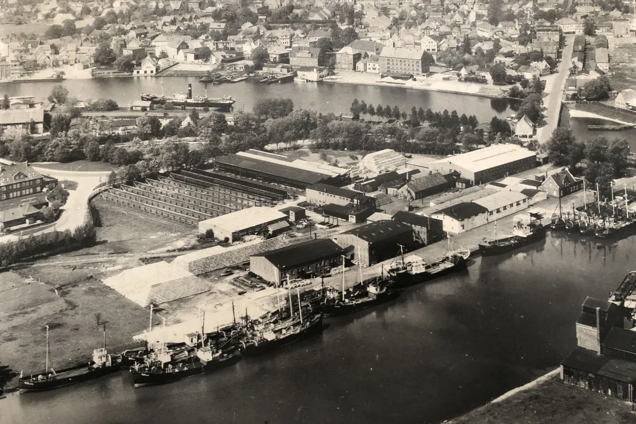 Nesse-Gelände, Logger im Hafen, Unternehmensgelände