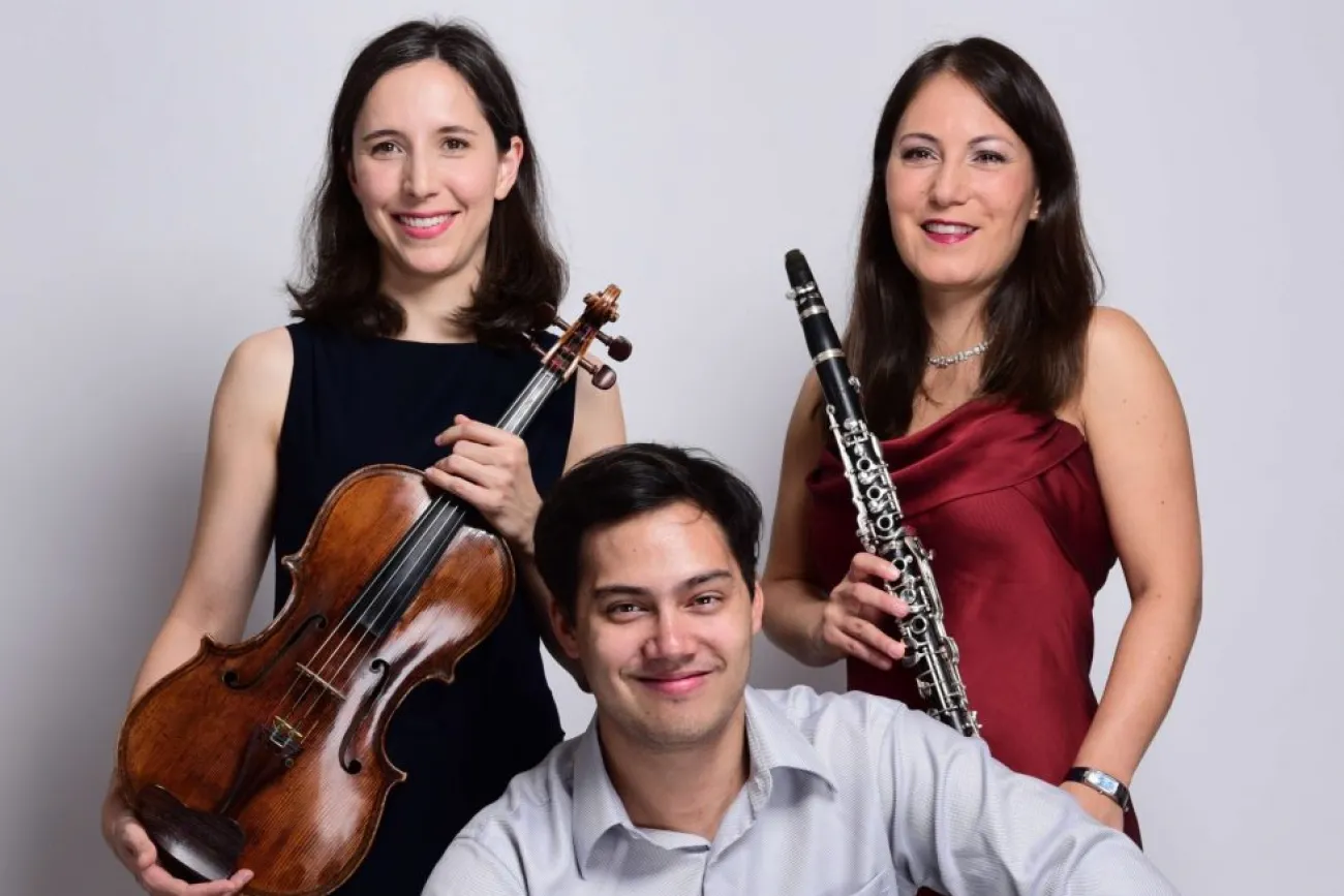 Die drei Musiker*innen mit ihren Instrumenten