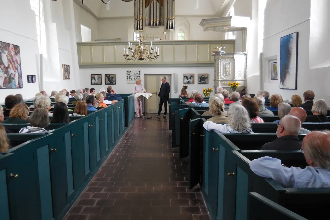 Vor vollen Kirchenbänken wurde die Ausstellung eröffnet