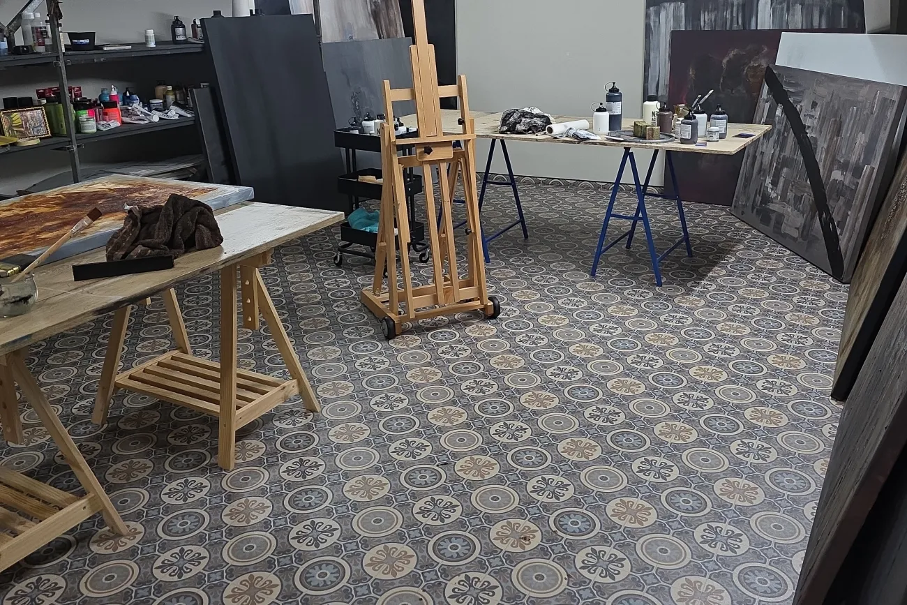 Heller Atelierraum mit gemustertem Boden, Staffeleien und ausgestellten Kunstwerken für das Atelierwochenende „Künstlerische Begegnungen“.
