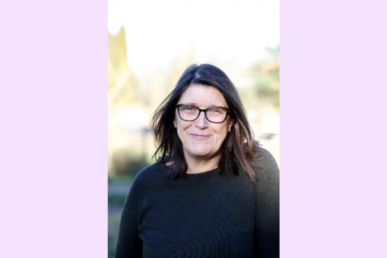 Portraitfoto der Journalistin Andrea Röpke. Sie hat schwarze Haare, trägt eine dunkle Brille und einen dunklen Pullover und schaut freundlich in die Kamera.