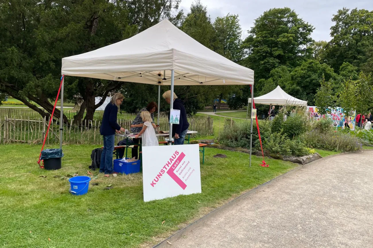 Stand des Kunsthauses Leer im Evenburgpark