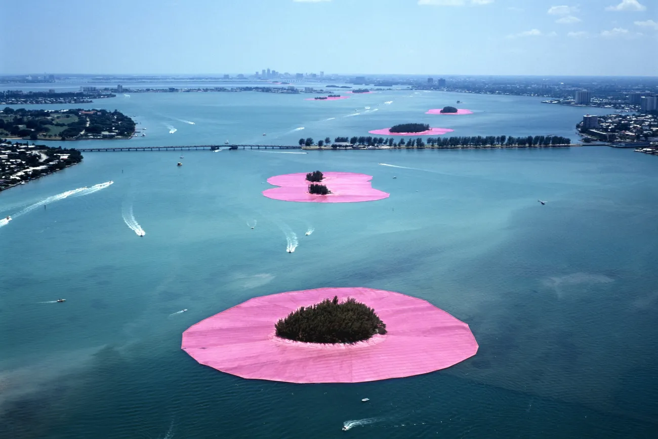 Christo & Jeanne-Claude, Surrounded Islands. Biscayne Bay, Greater Miami, Florida, 1980–83 Foto: Wolfgang Volz, © Christo and Jeanne-Claude Foundation 