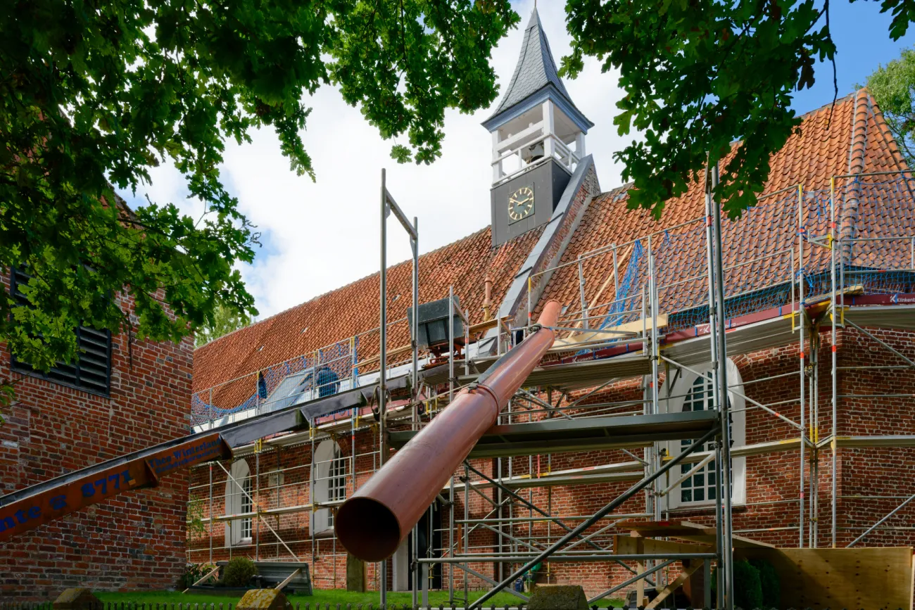 Derzeit ist die Jennelter Kirche von Gerüsten umgeben