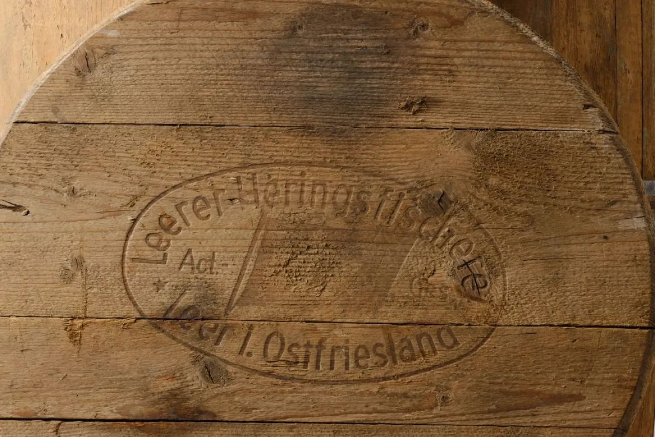 Holzfass, Deckel eines Kantje, eingebrannt der Schriftzur Leerer-Heringsfischerei Act.Ges. Leer i. Ostfriesland