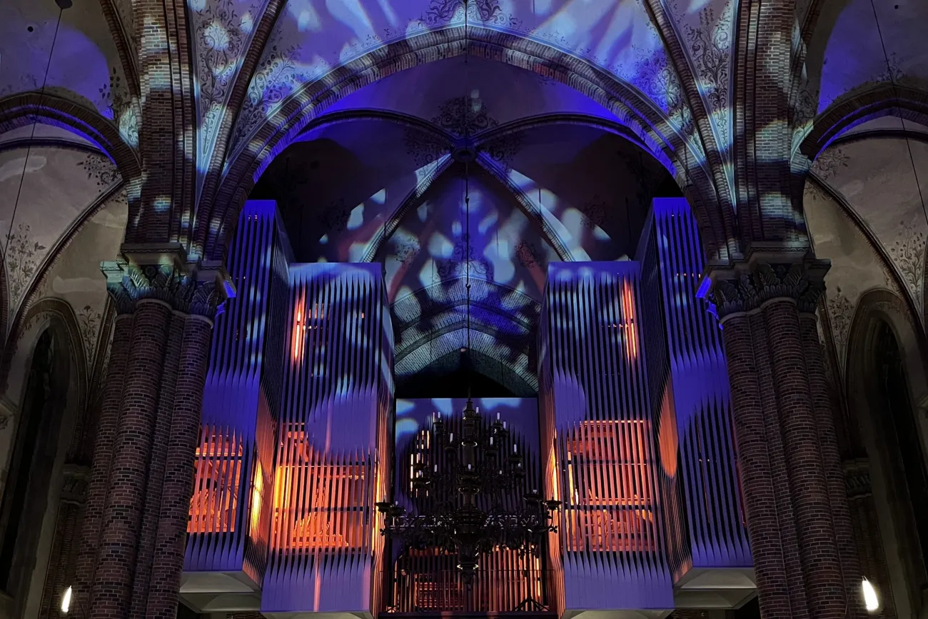 Beleuchtete Walcker-Orgel in St. Antonius