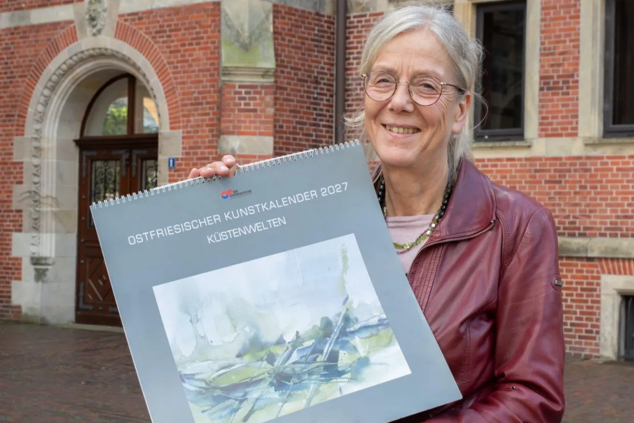 Dr. Annette Kanzenbild mit dem Titelblatt. Es zeigt Hilke Deutschers Aquarell „Alles Grün“