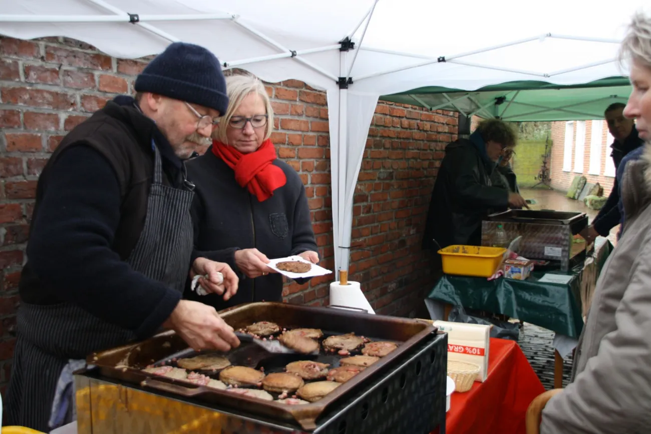 Zwei Personen braten Speckendicken