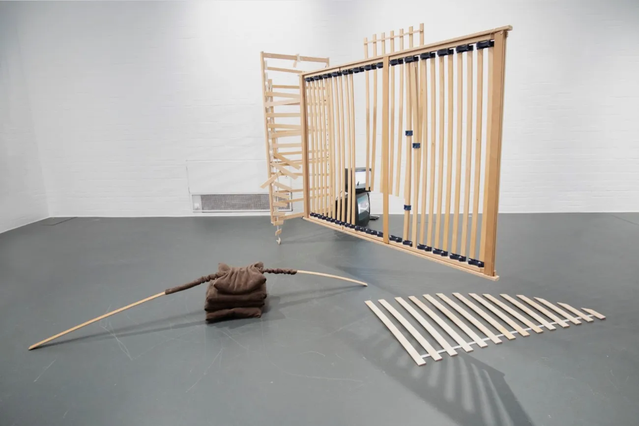 Hee Seo, Unbedeutende Ereignisse hinterlassen oft einen tiefen Eindruck, 2021/2025. Foto: Hee Seo, Kunsthalle Wilhelmshaven, 2025