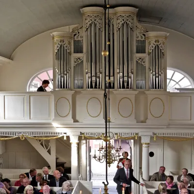 Das Bild zeigt die Orgel der Mennonitenkirche Leer