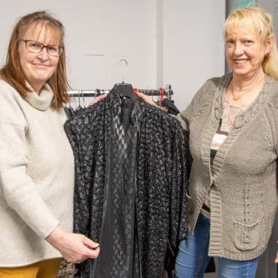 Anke Friedewold und Margret Meiners im Kostümfundus