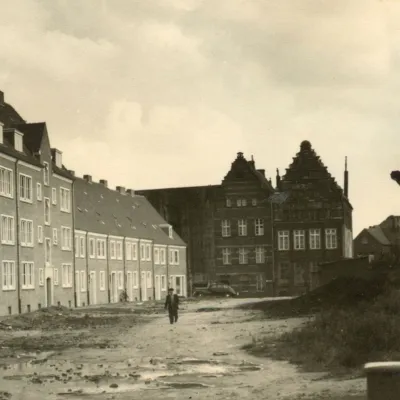Die Pelzerhäuser in Emden 1953; im Vordergrund noch Schuttberge.