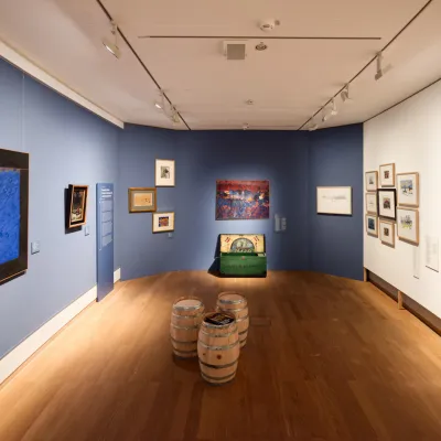 Im neu geschaffenen Ausstellungsraum im Erdgeschoß der Kunsthalle ist unterhalb eines Olthoff-Gemäldes die Seekiste eines Vorfahren von Bernhard Brahms zu sehen