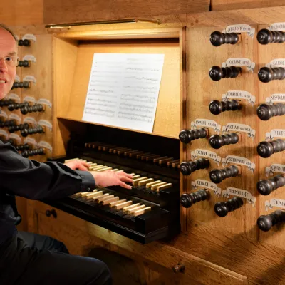 Bernhard Klapprott an der Orgel von Dornum
