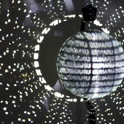 Ein Blick ins Atrium der Kunsthalle, in dem eine Lichtinstallation von Mischa Kuball gezeigt wird