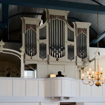 Winfried Dahlke, Landeskirchenmusikdirektor der Evangelisch-reformierten Kirche und Direktor des Organeums in Weener, an der Orgel in Freepsum