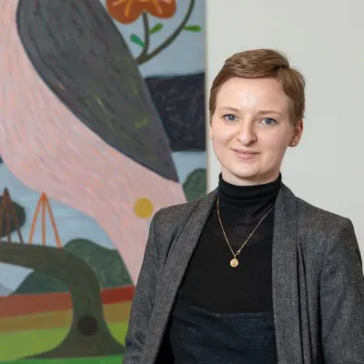 Kunstvermittlerin Marie-Christine Raddatz leitet den Lesekreis, eine bei Buchliebhabern und Kunstfans gleichermaßen beliebte Veranstaltung der Kunsthalle Emden.