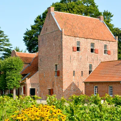 Steinhaus Bunderhee Turm Seitenansicht