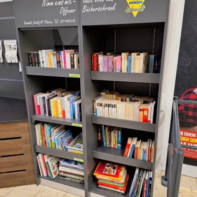 Schrank mit vier offenen Fächern, gefüllt mit Büchern