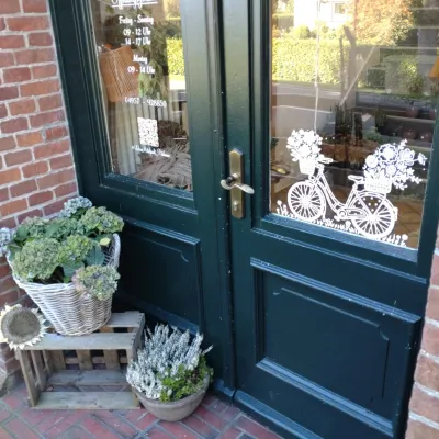 Eingangstür mit Beschriftung Öffnungszeiten