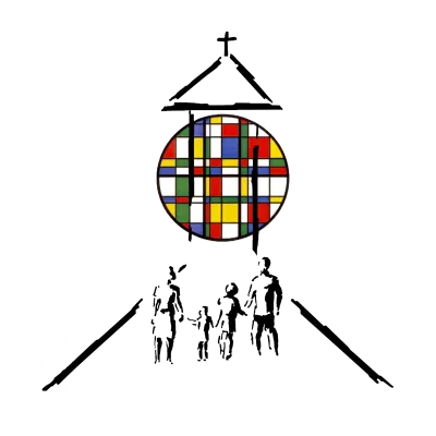 Das Logo der Dokumentationsstätte Gnadenkirche Tidofeld. Zu sehen ist eine Comicartige Zeichnung die die Gnadenkirche Tidofeld zeigt. Im Vordergrund befindet sich eine Familie die auf die Kirche zuläuft. Der besondere Fokus liegt auf der Darstellung des aufwändig gestalteten Buntglasfensters der Kirche.