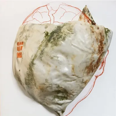 Selbstportrait mit Maske aus Plastikmüll und Gehirn.