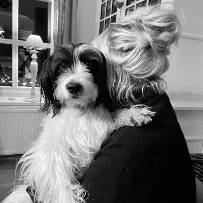 Heike Karthaus mit ihrem Hund Boomer