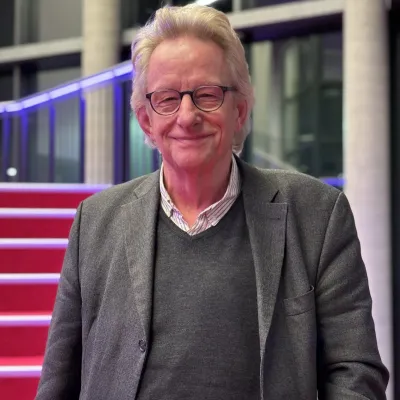 Der Autor Helmut van Züren im Festspielhaus am Wall in Emden
