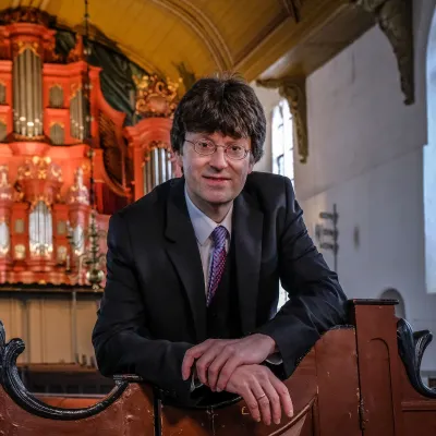 Winfried Dahlke, im Hintergrund die Arp Schnitger-Orgel der Georgskirche Weener