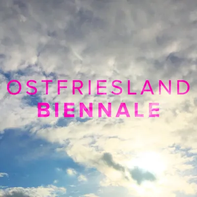 Himmel mit Schriftzug Ostfriesland Biennale