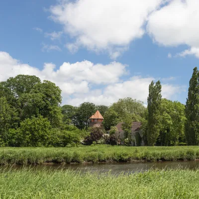 Foto der Burganlage direkt an der Jümme