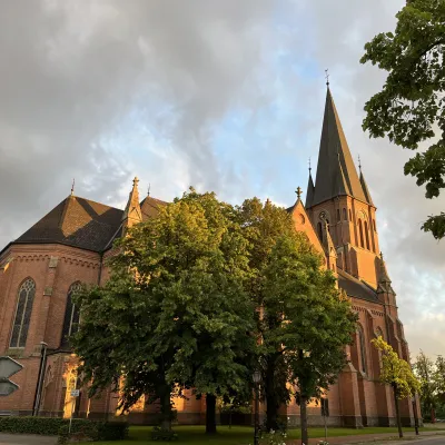 Außenansicht der Antoniuskirche in der Abendsonne