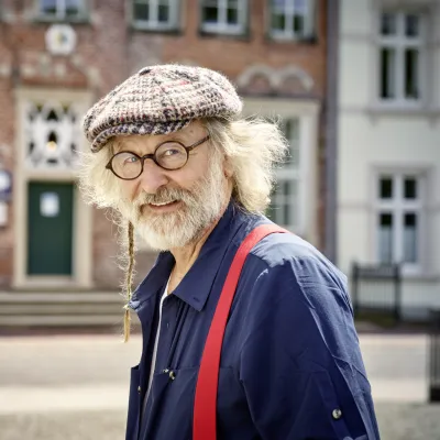 Mann mit Brille, Bart und Mütze